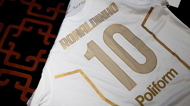 Ronaldinho uk�zal i dres, ve kter�m by m�l nasko�it do Serie C.