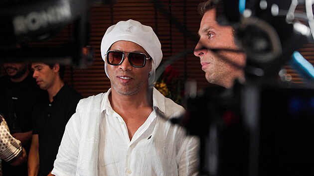 Ronaldinho ozn�mil podpis smlouvy s Ravennou.