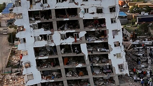 Venezuela se pot�k� s n�sledky siln�ch zem�t�esen�, na pomoc p�ijeli i z�chran��i ze zahrani��. (27. �ervna 2026)