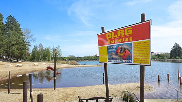 P�írodní koupali�t� u jezera Heidesee v n�meckém m�st� Halle (29. dubna 2022)