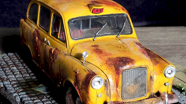 Dioráma zreziv�lého klasického londýnského taxíku Austin FX4, ve �luté reklamní...
