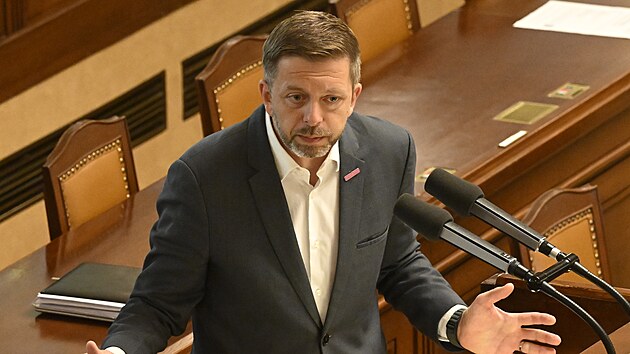 P�edseda STAN V�t Raku�an na sch�zi Poslaneck� sn�movny p�i jedn�n� o zru�en� slu�ebn�ho z�kona (24. �ervna 2026)
