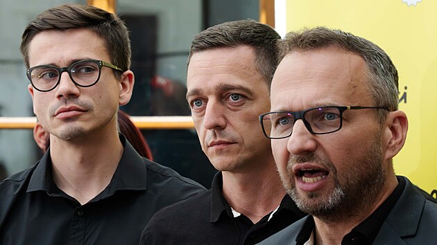 Franti�ek Tal��, Jan Grolich a Marian Jure�ka na tiskov� konferenci KDU-�SL ve Sn�movn� (23. �ervna 2026)