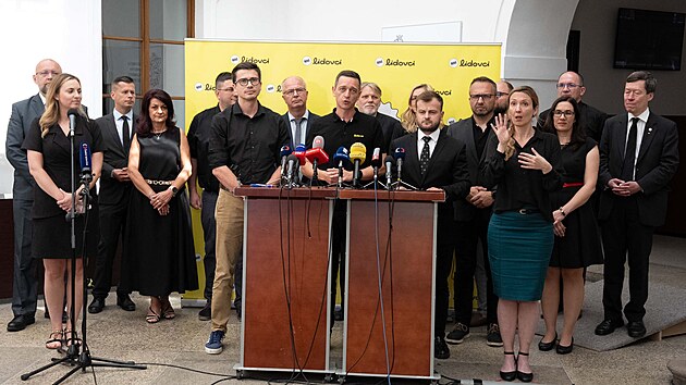 Lidovci dorazili na tiskovou konferenci ve Sn�movn� v �ern�m kv�li n�vrhu vl�dy zru�it koncesion��sk� poplatky (23. �ervna 2026)