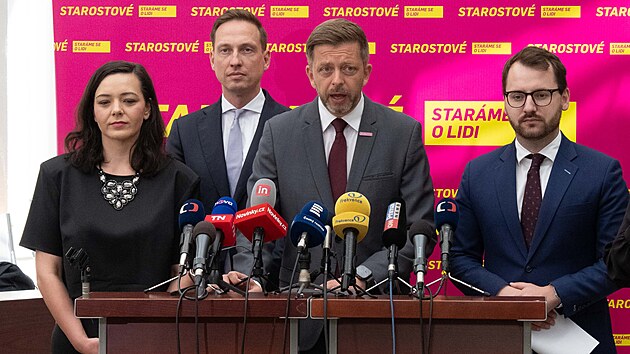 Tiskov� konference poslaneck�ho klubu Starostov� Barbora Urbanov�, Karel Dvo��k ,V�t Raku�an, Jan Papajanovsk�