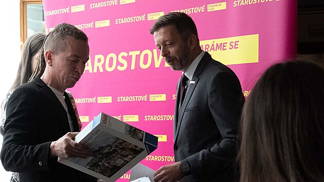 P�edseda STAN V�t Raku�an a poslanec Pir�t� Ivan Barto� ve Sn�movn�
