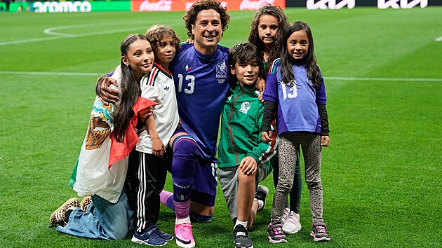 Mexick� brank�� Guillermo Ochoa se sv�mi p�ti d�tmi p�zuje po z�pase s �eskem...
