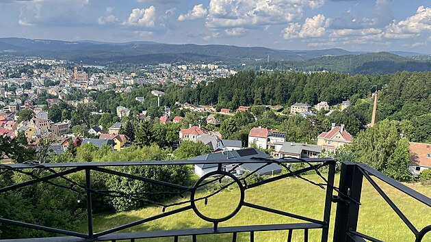 Pet��nsk� rozhledna m� ��asnou polohu, proto�e se ty�� na kopci nad Jabloncem, ale a� k n�mu sah� z�stavba a �plhaj� strm� ulice.