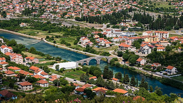 Nejji�n�j�� m�sto Bosny a Hercegoviny, le��c� na �ece Trebi�njici, m� kolem t�iceti tis�c obyvatel a zat�m unik� masov�mu turismu.