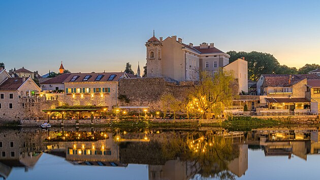 Srdcem Trebinje je Stari Grad, osmansk� �tvr� z 18. stolet� sev�en� hradbami na skaln�m ostrohu nad �ekou.