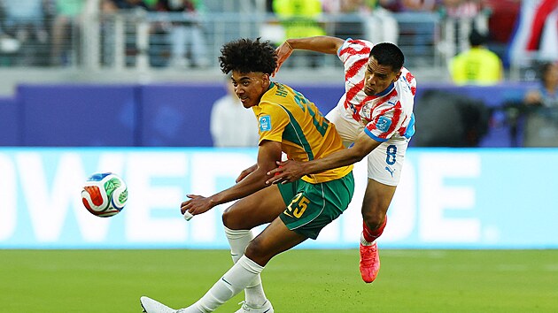 Australan Lucas Herrington a Paraguayec Diego Gomez b�hem zápasu na mistrovství...
