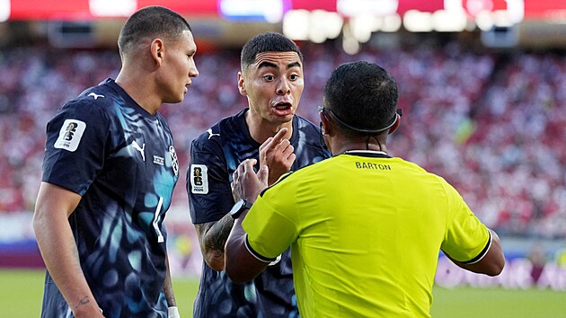 Paraguayský zálo�ník Miguel Almirón diskutuje s rozhod�ím Ivánem Bartonem.