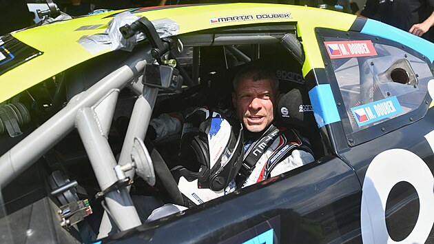 L�ka� Tom� �ebek se projeli v aut�, s  n�m� Martin Doubek jezd� s�rii NASCAR.