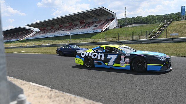 Most, 25.6. 2026, herec Dalibor Gond�k a l�ka� Tom� �ebek se projeli v aut�, s  n�m� Martin Doubek jezd� s�rii NASCAR.