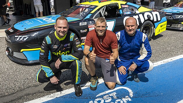 L�ka� Tom� �ebek (uprost�ed) a Dalibor Gond�k (vpravo) se projel v aut�, s  n�m� Martin Doubek jezd� s�rii NASCAR.