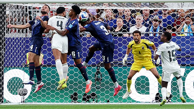 Hlavi�kov� momentka v duelu na mistrovstv� sv�ta mezi Sa�dskou Ar�bi� a...