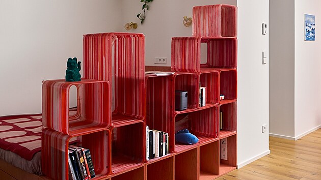 Boxy slou�� v z�kladn� pozici jako parav�n, kter� odd�luje postel od zbytku m�stnosti a z�rove� slou�� pro ulo�en� v�c�.