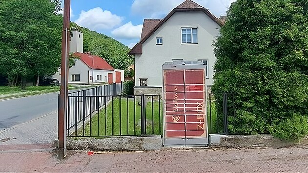 P�vodn� nevzhledn� box, kter� Asociace pro elektronickou komerci (APEK) na z�klad� podn�t� ve�ejnosti nahradila nov�m. (25. �ervna 2026)