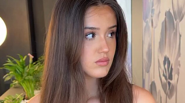 Sedmn�ctilet� Karol�na Jir�skov� se rozlou�ila s dlouh�mi vlasy a vsadila na krat�� st�ih. (�erven 2026)