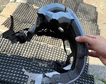 Cyklistku v polských Jizerských horách zasáhl blesk. Toto zůstalo z její helmy