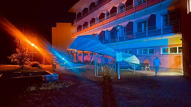 Hasi�i v Trutnov� tak� mimo jin� zabezpe�ovali po�kozen� party stan o velikosti asi 20x5 m, kter� se vlivem bou�ky a v�tru nadzvedl a visel ��ste�n� zaseknut� o balkony v pat�e p�ilehl� budovy. (21. �ervna 2026)