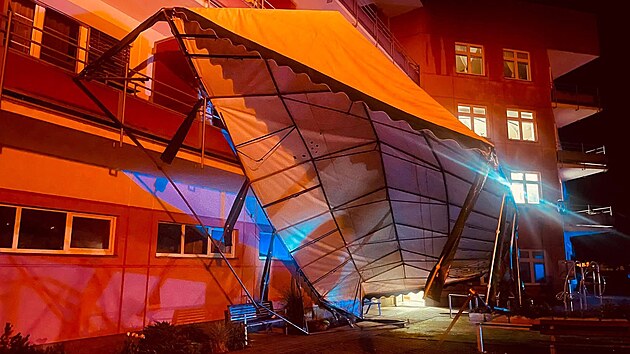 Hasi�i v Trutnov� tak� mimo jin� zabezpe�ovali po�kozen� party stan o velikosti asi 20x5 m, kter� se vlivem bou�ky a v�tru nadzvedl a visel ��ste�n� zaseknut� o balkony v pat�e p�ilehl� budovy. (21. �ervna 2026)