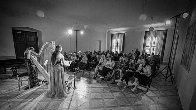 P�edehru 21. ro�n�ku festivalu obstaraly v Opatsk�ch s�lech broumovsk�ho kl�tera klarinetistka Anna Paulov� a harfenistka Jana Bou�kov�. (1. kv�tna 2026)