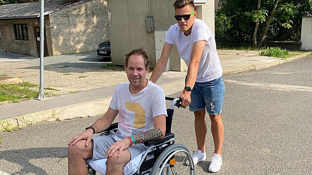 Po vakcíně ochrnul, chce odškodné. Právníci radí odmítnutým požádat znovu