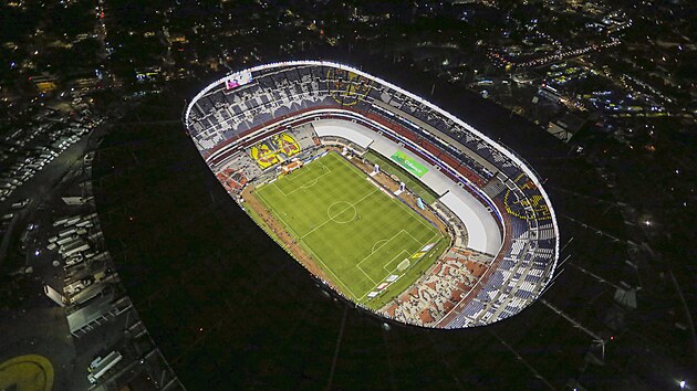 Pohled na no�n� a proz��en� Estadio Azteca z v��ky.