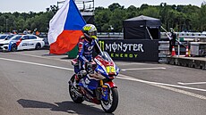 Filip Sala� si u�ívá t�etí místo v závod� Moto2 v Brn�.