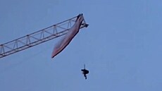 Para�utista v �ín� se zamotal do ramene je�ábu. Visel tam 4 hodiny.