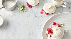 Pavlova s malinami a plátky r��í