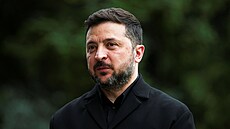 Ukrajinský prezident Volodymyr Zelenskyj naslouchá britskému premiérovi Keiru...