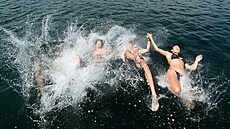 Lidé se koupou a osv�ují u jezera Milada na Ústecku, které zasáhla vlna...