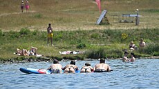 Lidé se koupou a osv�ují u jezera Milada na Ústecku, které zasáhla vlna...
