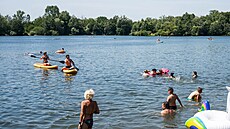 Lidé se koupou u Olomouckých p�ehrad b�hem vlny horkého letního po�así. (28....