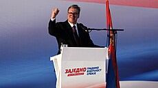 Srbský prezident Aleksandar Vu�i� hovo�í na pódiu b�hem velkého shromá�d�ní...