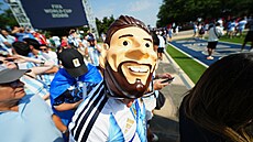 Argentinský fanou�ek s maskou Lionela Messiho v Dallasu.