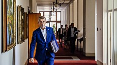 Premiér Andrej Babi� (ANO p�ichází na zasedání vlády, která se bude mimo jiné...