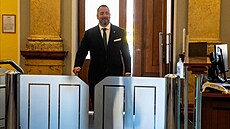 Na jednání vlády p�ichází ministr �ivotního prost�edí Igor �ervený. Premiér...