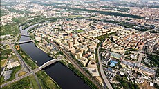 Organický sr�st. Bariérou mezi oblastí Letné a Hole�ovic byl areál �eleznice....