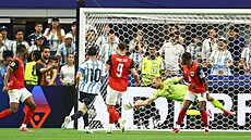 Lionel Messi z Argentiny st�ílí gól proti Rakousku. Celkov� jde o jeho 17....