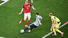 Lionel Messi z Argentiny st�ílí druhý gól v utkání s Rakouskem. Celkov� �lo o...