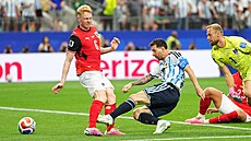 Lionel Messi z Argentiny st�ílí druhý gól v utkání s Rakouskem. Celkov� �lo o...