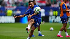 Francouz Kylian Mbappé b�hem rozcvi�ky p�ed zápasem s Irákem.
