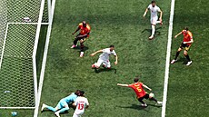 Íránský branká� Alírezá Baíranvánd zasahuje v zápase s Belgií.