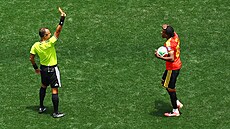 Belgi�an Nathan Ngoy dostává �ervenou kartu v duelu s Íránem.