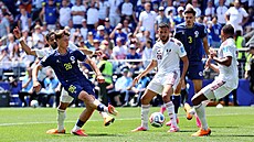 Ermin Mahmi� z Bosny st�ílí gól proti Kataru.