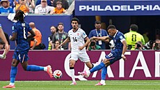 Francouz Kylian Mbappé skóruje v utkání s Irákem.