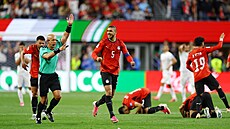 Radost egyptských fotbalist�, kdy� sudí Szymon Marciniak singalizuje ofsajd...